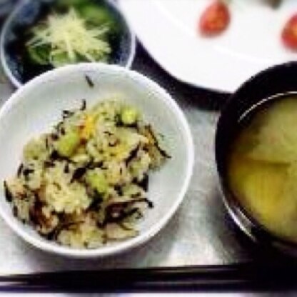 ひじきご飯黒っぽいですが、枝豆で色味も綺麗になり美味しかったです〜( ´ ▽ ` )ﾉ